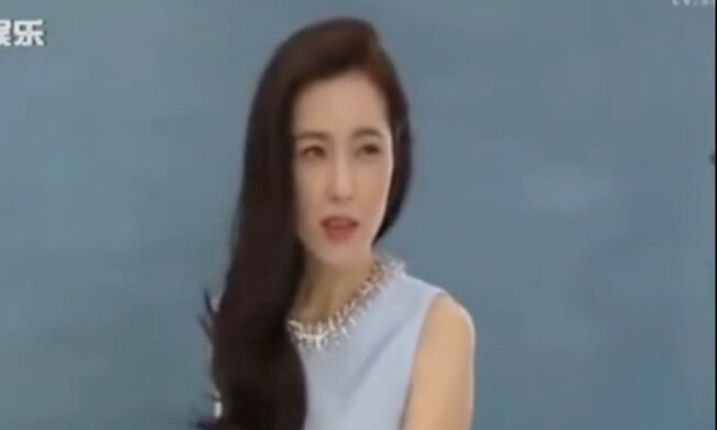 หูจิ้ง นางฟ้าประจำมหาวิทยาลัยที่ทุกคนยอมรับ แต่เพื่อนร่วมชั้นกลับเลือก เซิงหลี เป็นนางงามประจำมหาวิท