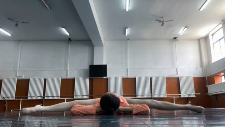 Dance students do two hundred strokes before the exam