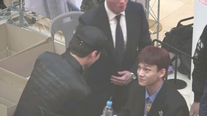 【EXO】EXO-CBX: When a Handsome, Mysterious Male Fan Shows Up at the Autograph Session…