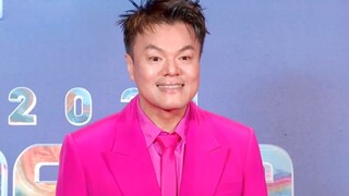 نبتة JYP الوحيدة! بارك جين يونغ يحضر السجادة الحمراء لمهرجان MAMA 2025!