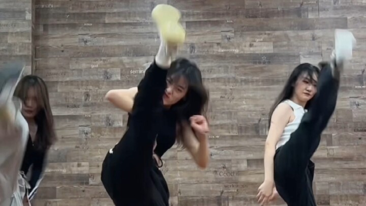 Just for the kicking part｜Born to be cover dance｜itzy