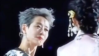 【زوجتي الرومانسية لم تعد قادرة على الصعود إلى المسرح معًا، أما زوجتي التي أُشجعها فما زال بإمكانها ا