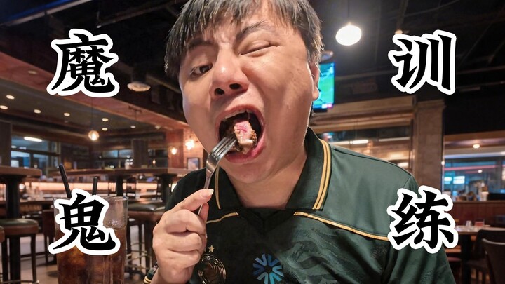 Kucing kecil makan hamburger, anak kecil? Makan steak!