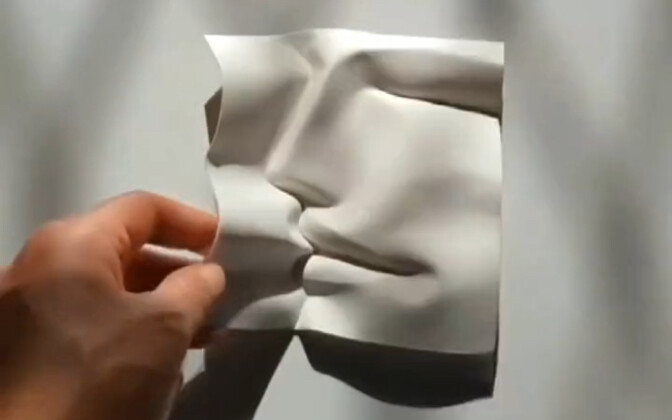 ศิลปินโพลลี่ เวอริตี้ ใช้กระดาษสีน้ำธรรมดาพับและยับย่น พร้อมใช้แสงและเงาอย่างชาญฉลาด เพื่อสร้างประติ