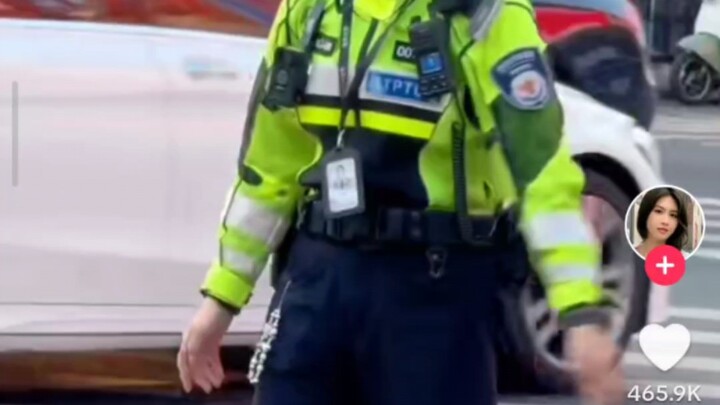 Komentar TikTok: Netizen Asing Menyaksikan Polwan Lalu Lintas Tiongkok Bertugas