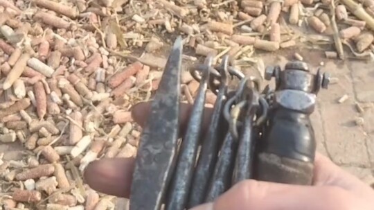 老是九节鞭，髙手在民间