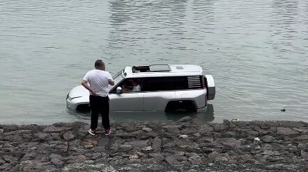 Ini direkam oleh seorang netizen di Guangxi. Saat ia berjalan-jalan di tepi sungai, ia melihat seseo