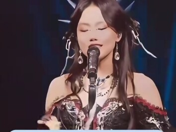 أشخاص مختلفون يغنون أغنية "ثلاثة سجدات في عالم البشر البارد"