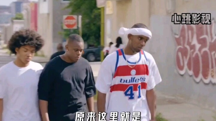 黑人和白人警察对视，没想到到来的却是一顿暴揍！