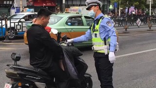 Chàng trai bị kiểm tra xe máy điện, hoảng sợ đến mức tìm mọi cách để bỏ chạy. Cuối cùng bị chú cảnh 