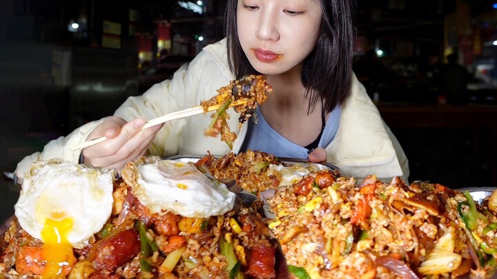 Nasi goreng telur di pinggir jalan yang ramai banget jam 12 malam! Cewek cantik makan dua mangkuk se