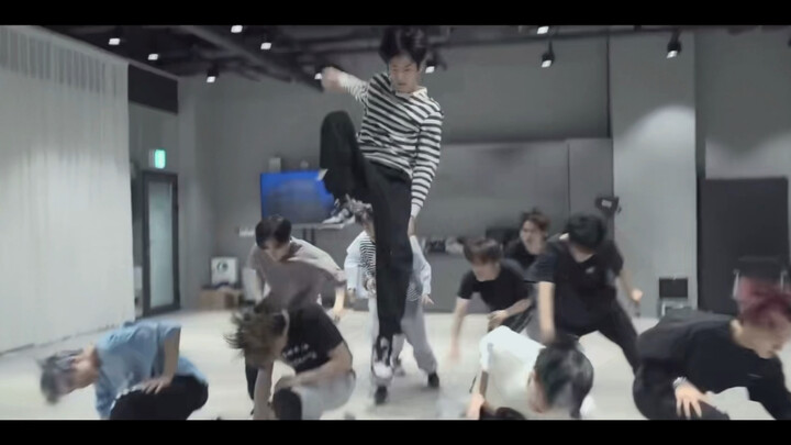 Seriously, in recent years, no boy group has dared to do something like this, right? They're basical