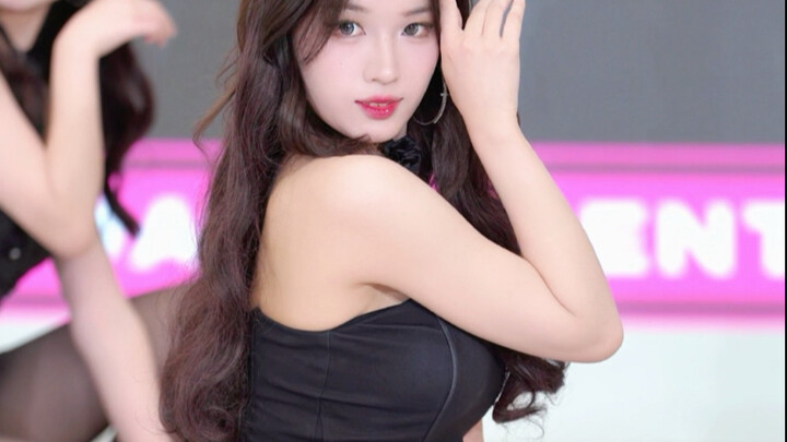 Buổi biểu diễn đường phố K-pop với bước chân mèo nhẹ nhàng