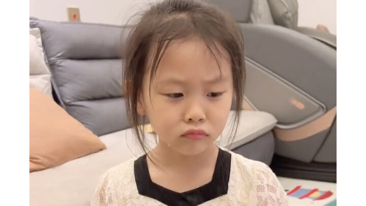 Little sister: Even peeling a lychee can’t escape being “teased” by her big brother—baby’s heart is 