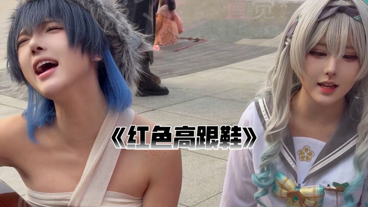 كوسبلاي تشوزهو يعزف ويغني أغنية «الكعب الأحمر» في معرض الأنمي.