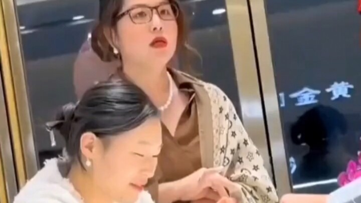 “วัวแก่ก็อยากกินหญ้าอ่อน”
