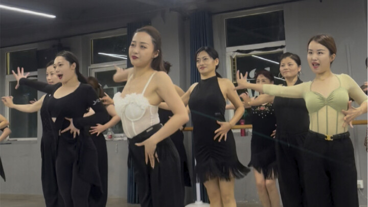 Một điệu nhảy khiến chân bị chuột rút trong giờ học, mọi người đều rất thích nhóm này