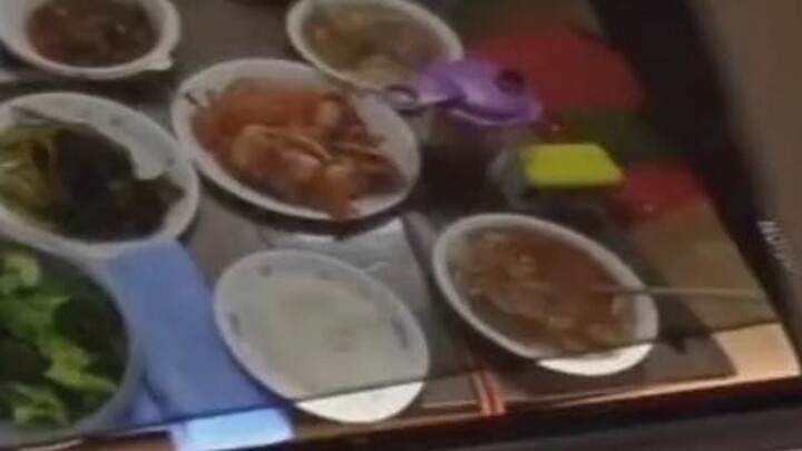 Para membernya kelewat batas, ponsel saja bisa dipakai seadanya seperti ini! Postingan populer Korea