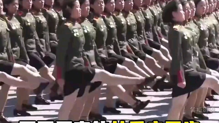 Para prajurit wanita dari berbagai negara melangkah tegap dalam baris berbaris; baru di akhir video 