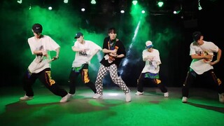 Karya terbaru V5DANCE "ICE" si cowok cool guru TiTi meledak saat membawakan pertunjukan Wang Yibo st