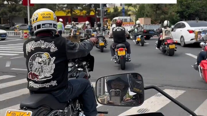 Saat tim sedang bersepeda, muncul Om Topi. Kamu takut nggak?