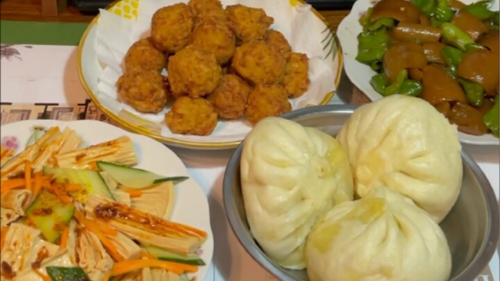 It’s been raining nonstop lately—on a midsummer night during Sanfu, I actually need to cover up with