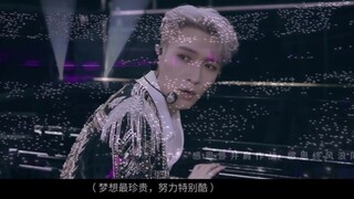 تعبير وجه زهانغ يي شينغ عندما سمع هتافات معجبيه...