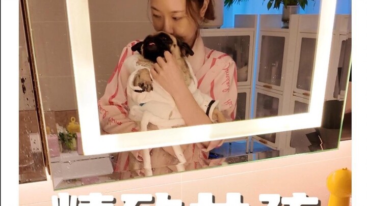 Meniru gadis elegan saat memandikan anjing, sayang sekali anjing tidak bisa bicara