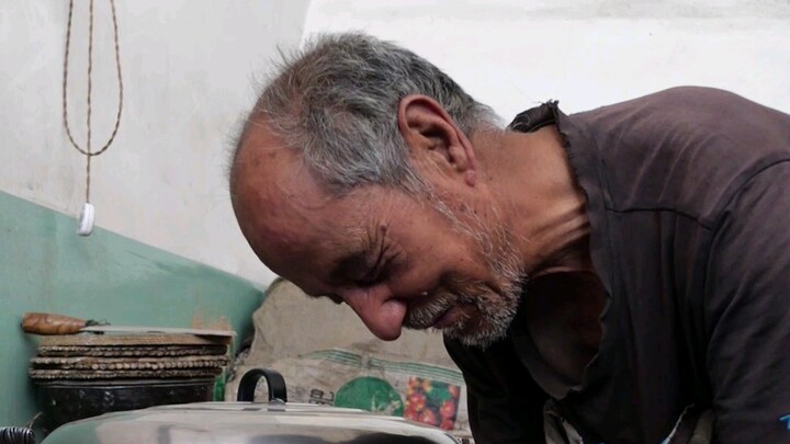 The blind man made 700 to 800 phone numbers in 67 years. I admire his attitude towards life. I hope 