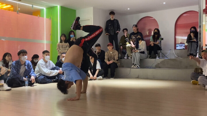 Điệu nhảy đường phố này quá bốc! Vì là Bboy Hạo Nhiên đấy, cùng nhau quẩy lên nào!