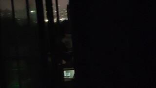 เมื่อหอพักไฟดับ เจไดที่มีกระบี่แสงจะออกมาช่วยเพื่อนร่วมห้อง