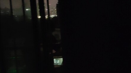 Khi ký túc xá mất điện, Jedi có kiếm ánh sáng sẽ ra tay cứu bạn cùng phòng