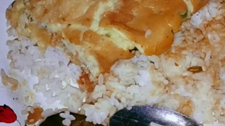 Kucing yang lucu menunggu pemiliknya yang sedang makan