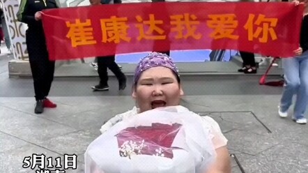 สาวสวมชุดแต่งงานถือป้ายขอแต่งงานกลางถนน โดนปฏิเสธจนร่ำไห้ฟูมฟาย ก่อนหันหลังเดินจากไป...