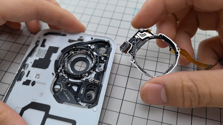 华为Pura70Ultra防水设计 很巧妙