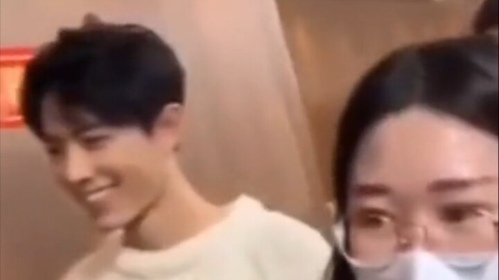 #เซียวจ้าน#gg ถึงกับหัวเราะออกมาเลยตอนเห็นแฟนคลับสองคนข้างหน้าพูดกันแบบนั้น