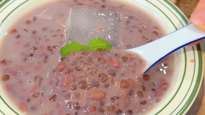 Who could resist a bowl of fragrant, sweet, and perfectly textured red bean dessert during the dog d
