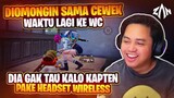 Diomongin Sama Cewek Waktu Lagi Ke Wc, DIa Ga Tau Kalo Kapten Pake Headset Wireless