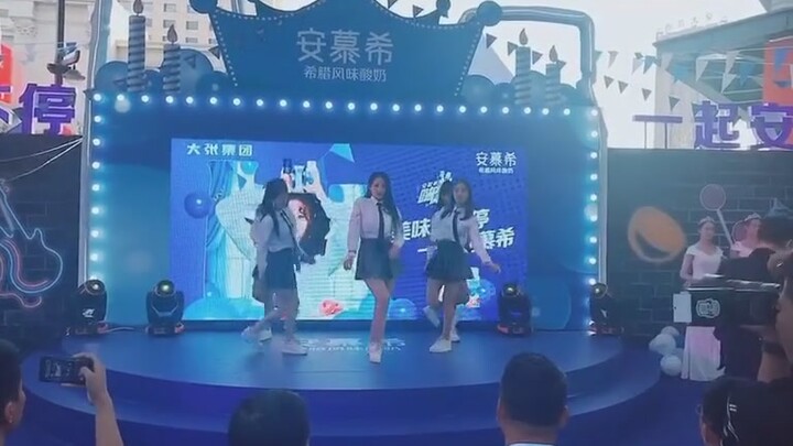 I'm so happy to be able to dance as Song Yuqi's backup dancer—she's truly adorable and stunning! Luo