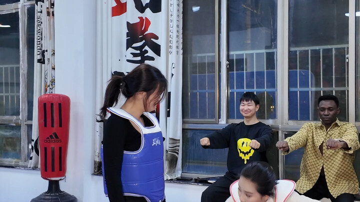 Gắn thẻ cô bạn thân đến học nhào lộn sau ＃nội dung quá chân thực ＃taekwondo #kịch ngắn hài hước