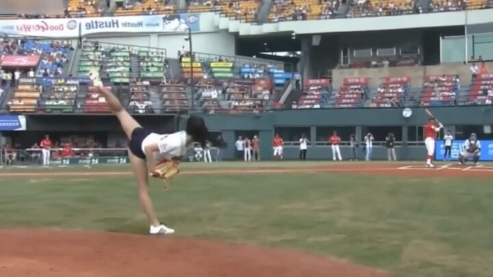 Permisi, suka main bola nggak?