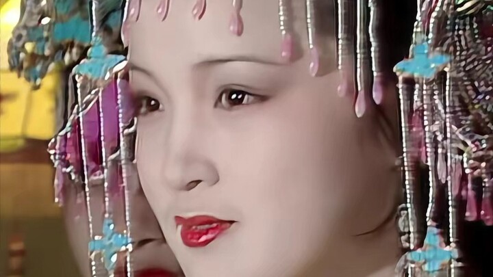 The makeup and costumes for Yuan Chun’s visit to her family are truly endlessly captivating and brea