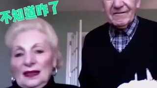 国外老夫妻拍照误按成录影，意外拍下了这搞笑又温暖的画面