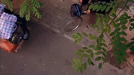 Hai người miệng thì cay nghiệt nhưng lòng lại nhân hậu, sống bên nhau; dù lúc nào cũng cãi vã nhưng 