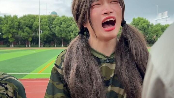 During her freshman year’s military training, Gong Zhubing kept playing dumb to grab attention; her 