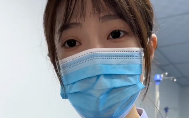 Đến bệnh viện của bạn gái để truyền dịch. Khi tôi cứ mãi nhìn chằm chằm vào cô nàng xinh đẹp trong đ