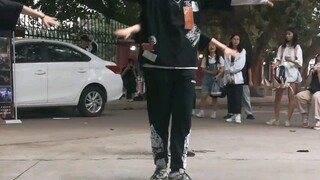 Penggemar pria Rikimaru hadir di sini untuk menarikan "Let's Go Together" untuk semua orang lagi! ! 