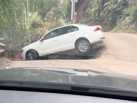 Kỹ năng lái xe bị “đột quỵ”, ít đi Vân Quý Xuyên