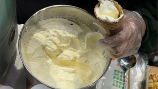 I finally got to taste the hot milk buns from Xinxiang, Henan! So soft and chewy! As a big fan of st