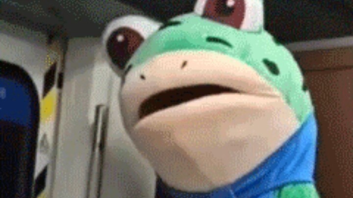 Dia hanya menonton dari kejauhan sambil melihatmu terus-menerus melakukan kesalahan.